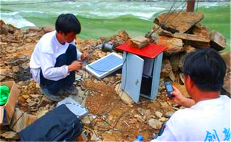 堰塞體安裝16套地表位移實(shí)時(shí)監(jiān)測(cè)設(shè)備.jpg 堰塞體安裝16套地表位移實(shí)時(shí)監(jiān)測(cè)設(shè)備.jpg